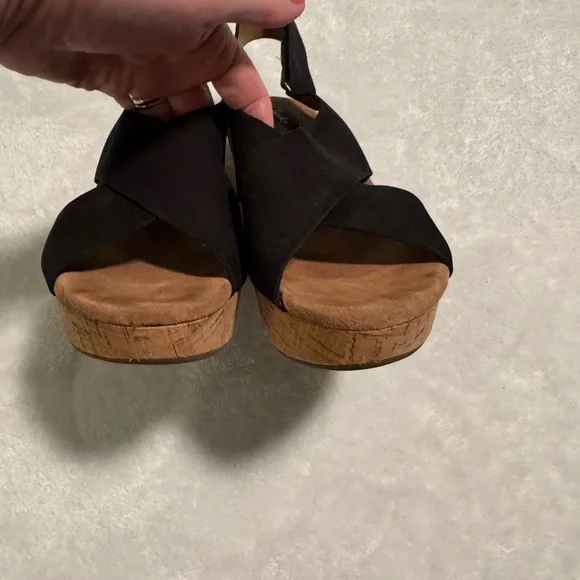 Clarks Women's Black and Tan Sandals - Picture 8 of 11